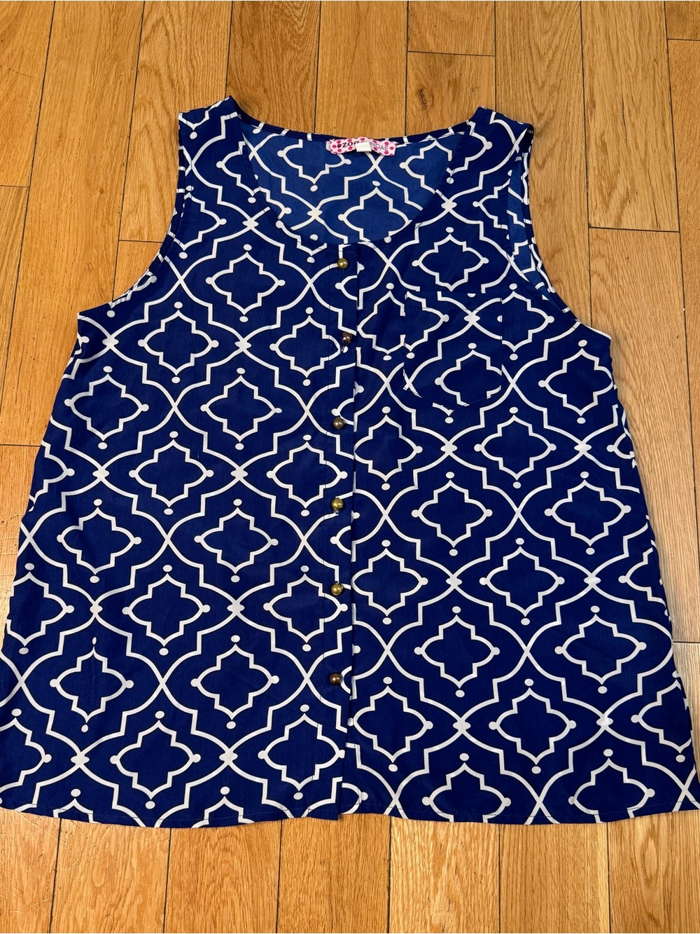 ZOE Sundae Blue and White Geometric Button-Front Tank/Shell